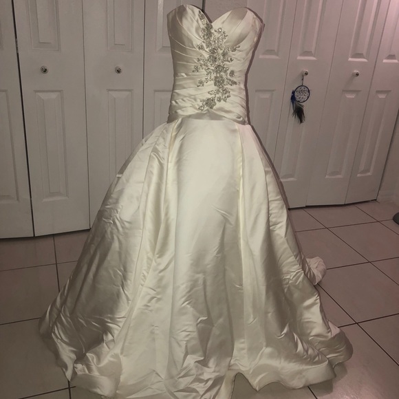 Wedding dress - Picture 1 of 7